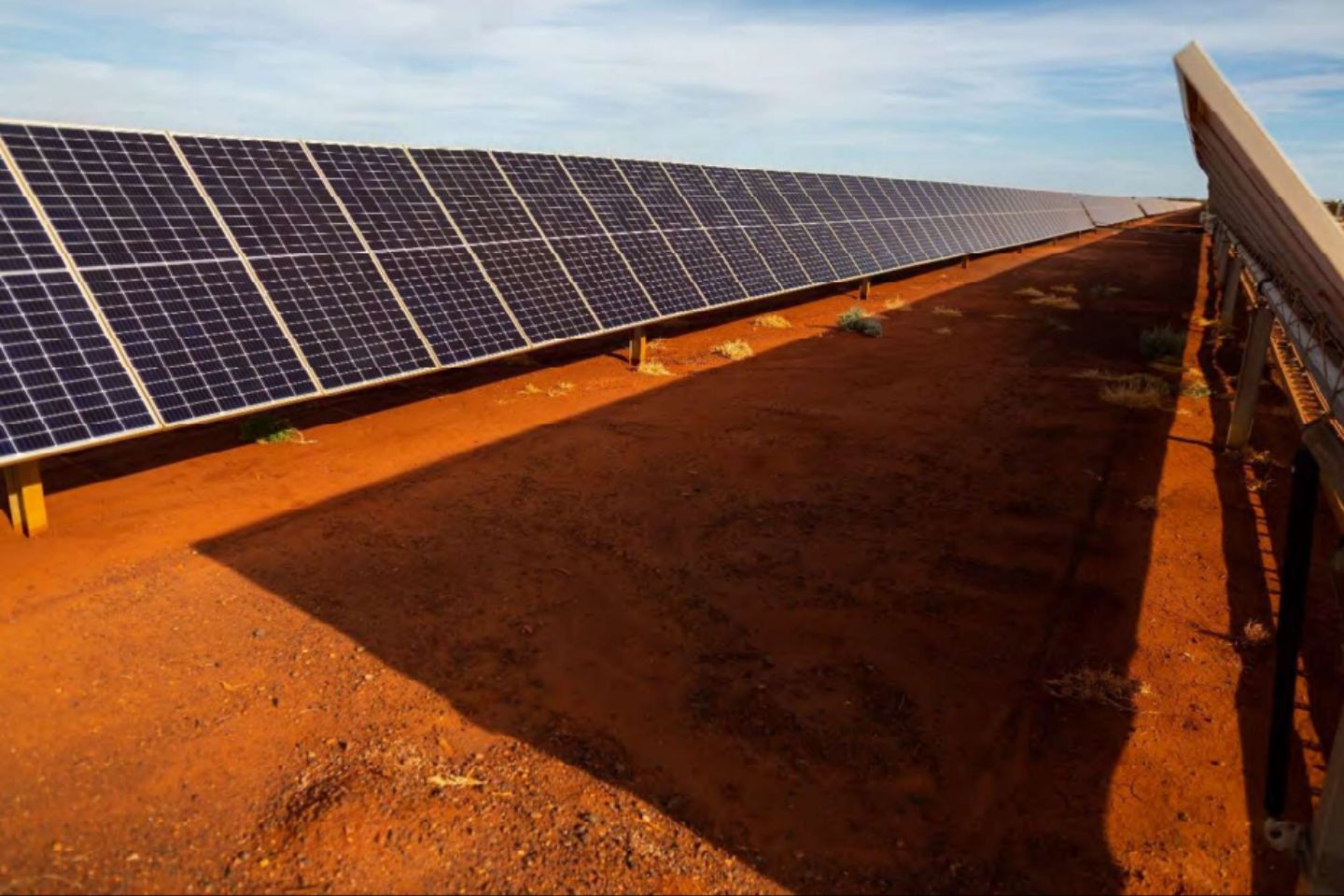 200 milyon dolarlık güneş enerjisi çiftliği, 135 milyon dolarlık pil onaylandı