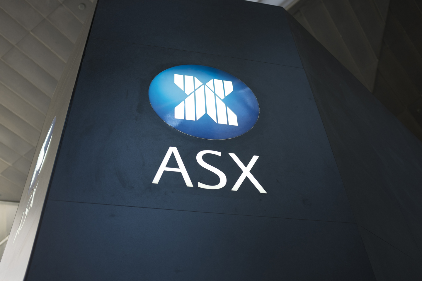 Aussie shares climb to set new intraday record high