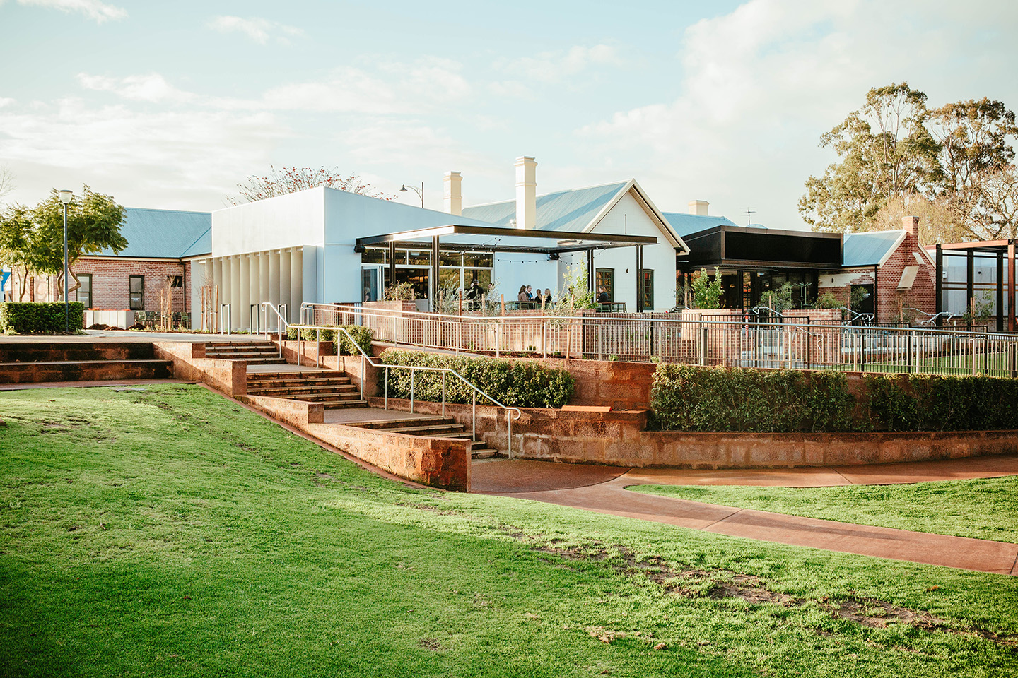 Historic Pinjarra pub reopens