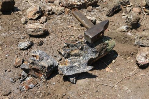 BlackEarth unearths exceptional graphite rock chip 