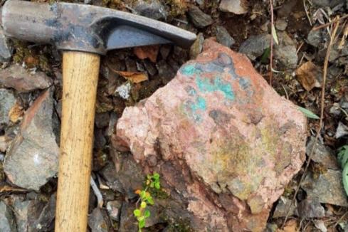 Valor unearths spectacular grade uranium-copper rock chips