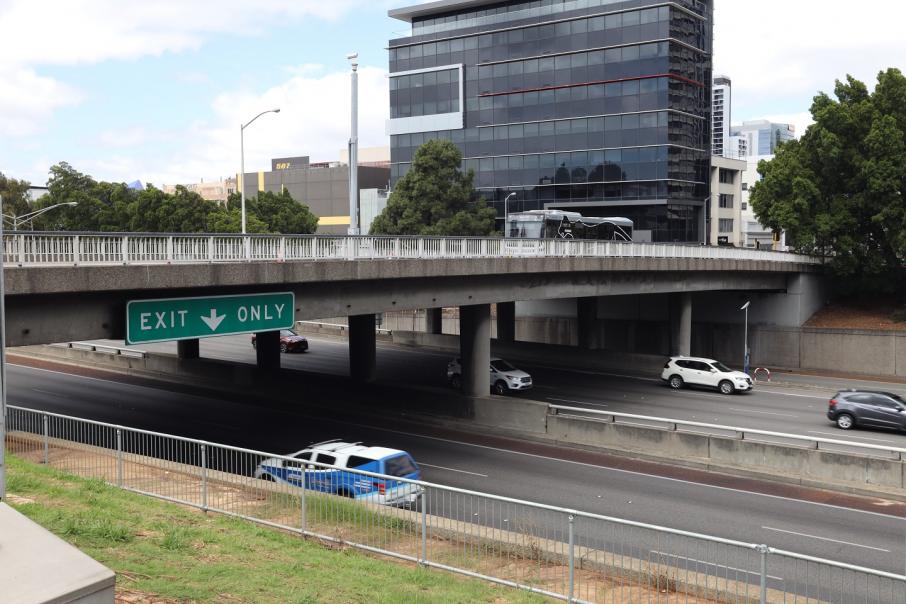 Freeway to close for bridge works